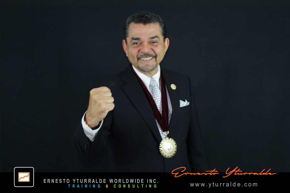 Ernesto Yturralde galardonado como International Speaker of the Year por la CIC en Lima, Perú, por su aporte al desarrollo organizacional